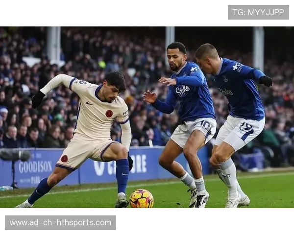 切尔西左路快攻直逼禁区形成连续射门